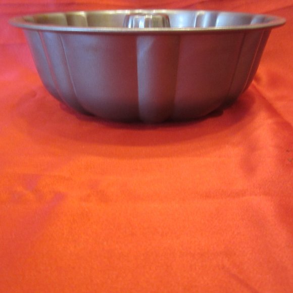 FLUTED BUNDT PAN, NONSTICK DK GRAY METAL CAKE PAN - Picture 2 of 4